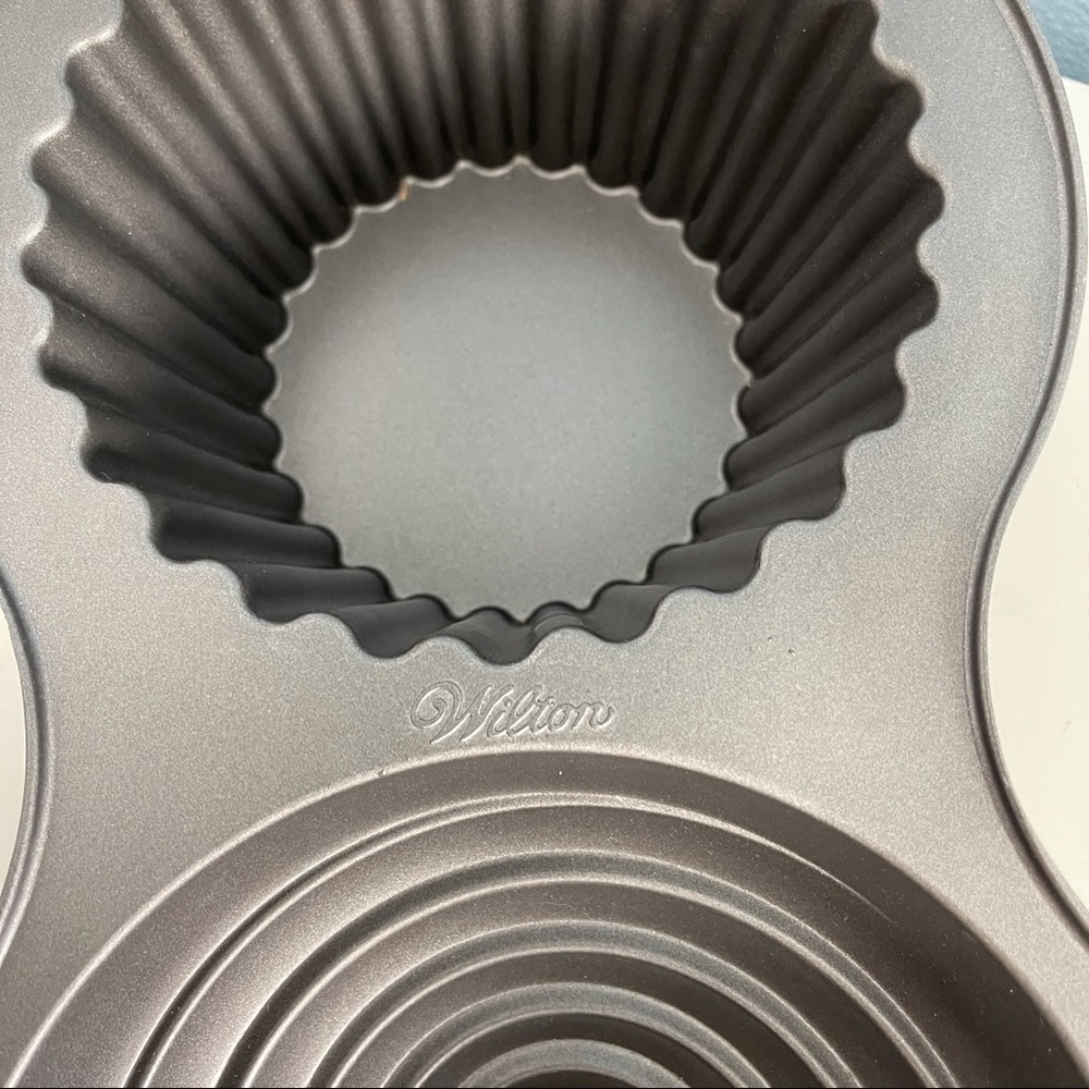 Wilton Giant Cupcake Cake Pan - Picture 9 of 11